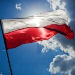 flaga Polski niebieskie niebo