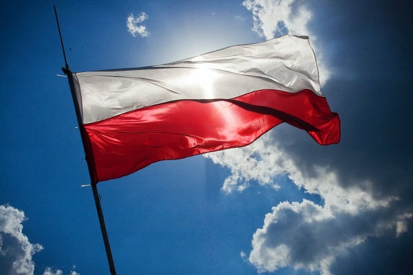flaga Polski niebieskie niebo